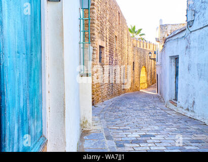 Walls of Vejer de la Frontera downtown with the Arch of the Closed Door in the background. Vejer de la Frontera, Cadiz province, Andalusia, Spain. Stock Photo