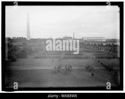 CAVALRY REVIEW BY PRESIDENT WILSON. CAVALRY IN MANEUVERS Stock Photo