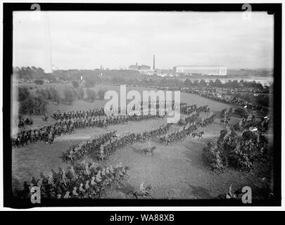 CAVALRY REVIEW BY PRESIDENT WILSON. CAVALRY IN MANEUVERS Stock Photo