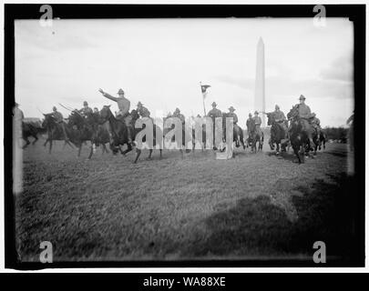 CAVALRY REVIEW BY PRESIDENT WILSON. CAVALRY IN MANEUVERS Stock Photo