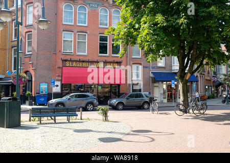 Cornelis Schuytstraat, Oud Zuid, Amsterdam, The Netherlands - home to a wide variety of cafés and restaurants, high-end boutiques and beauty stores. Stock Photo