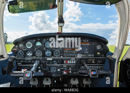 cockpit instrument panel of a Piper PA28 light aircraft Stock Photo