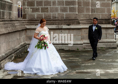 A Filipino Couple Pose For Wedding Photos Outside A Church In Intramuros, Manila, The Philippines Stock Photo