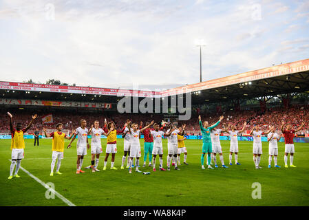 (190819) -- BERLIN, Aug. 19, 2019 (Xinhua) -- Players of Leipzig greet the fans after a German Bundesliga match between 1.FC Union Berlin and RB Leipzig in Berlin, capital of Germany, on Aug. 18, 2019. Leipzig won 4-0. (Photo by Kevin Voigt/Xinhua) Stock Photo