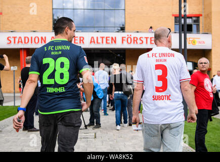 (190819) -- BERLIN, Aug. 19, 2019 (Xinhua) -- Two fans of Union Berlin prepare to enter the Stadion An der Alten Foersterei (Stadium at the old forester's house) before the first German Bundesliga match in the club's history against RB Leipzig in Berlin, capital of Germany, on Aug. 18, 2019. (Photo by Kevin Voigt/Xinhua) Stock Photo