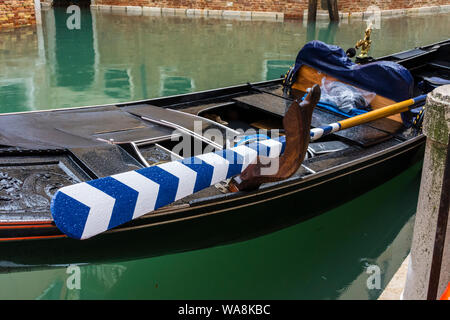 Gondola and oar on the Rio del Bareteri canal, from the Fondamenta Morosine de la Regina o dei Pignoli, Venice, Italy Stock Photo