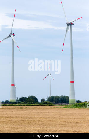 09 August 2019, Schleswig-Holstein, Husum: Windmills with special obstacle markings are located on the Bundestraße 203 between Heide and Büsum. (to dpa 'Warning stripes on windmill wings do not save birds') Photo: Frank Molter/dpa Stock Photo