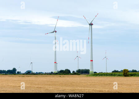 09 August 2019, Schleswig-Holstein, Husum: Windmills with special obstacle markings are located on the Bundestraße 203 between Heide and Büsum. (to dpa 'Warning stripes on windmill wings do not save birds') Photo: Frank Molter/dpa Stock Photo