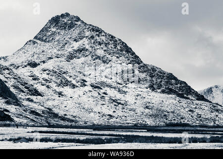 Tryfan mountain in the Glyderau range with snow in winter, Snowdonia, North Wales Stock Photo