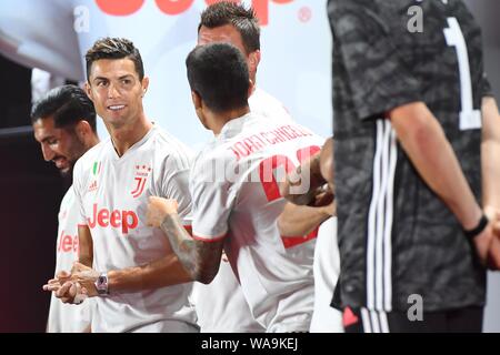 Juventus away best sale kit ronaldo