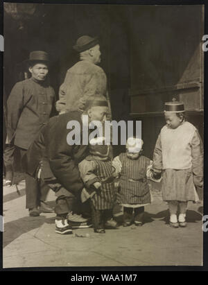 Chinese American men and children, Chinatown, San Francisco Stock Photo ...