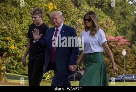 Donald Trump (center left) and Melania Knauss (center right) with