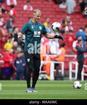 Burnley goalkeeper Joe Hart warming up before the Premier League match at the Emirates Stadium, London. PRESS ASSOCIATION Photo. Picture date: Saturday August 17, 2018. Photo credit should read: Yui Mok/PA Wire. RESTRICTIONS: No use with unauthorised audio, video, data, fixture lists, club/league logos or 'live' services. Online in-match use limited to 120 images, no video emulation. No use in betting, games or single club/league/player publications. Stock Photo
