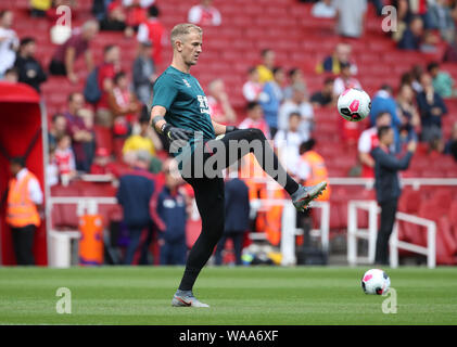 Burnley goalkeeper Joe Hart warming up before the Premier League match at the Emirates Stadium, London. PRESS ASSOCIATION Photo. Picture date: Saturday August 17, 2018. Photo credit should read: Yui Mok/PA Wire. RESTRICTIONS: No use with unauthorised audio, video, data, fixture lists, club/league logos or 'live' services. Online in-match use limited to 120 images, no video emulation. No use in betting, games or single club/league/player publications. Stock Photo