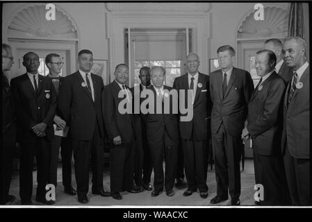 [ Civil rights leaders meet with President John F. Kennedy in the Oval Office of the White House after the March on Washington, D.C. ]; English: Photograph shows (left to right): Willard Wirtz (Secretary of Labor); Floyd McKissick (CORE); Mathew Ahmann (National Catholic Conference for Interracial Justice); Whitney Young (National Urban Leage); Martin Luther King, Jr (SCLC); John Lewis (SNCC); Rabbi Joachim Prinz (American Jewish Congress); A. Philip Randolph, with Reverend Eugene Carson Blake partially visible behind him; President John F. Kennedy; Walter Reuther (labor leader), with Vice Pre Stock Photo