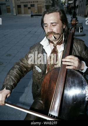 11th May 1993 During the Siege of Sarajevo: the 'cellist of Sarajevo', Vedran Smailović, performs in Fra Grge Martica Square. Stock Photo