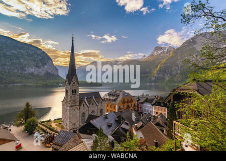 Hallstatt Austria, sunrise nature landscape of Hallstatt village with lake and mountain Stock Photo