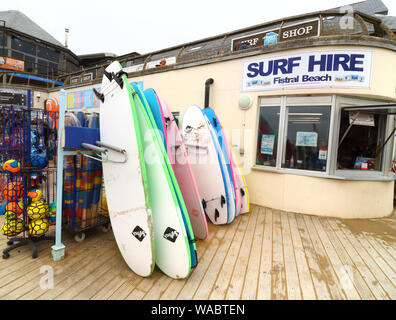 Newquay, Cornwall, UK. 16th Aug, 2019. Surfboards for Hire outside the Surf Hire shop on Newquay's famous Fistral Beach.UK's centre of Surfing is around the varied coastline and beaches of Cornwall in the very south west of the mainland. Surfers head there every summer and there are numerous, surf school, surf shops dotted around the popular Cornish towns. Credit: Keith Mayhew/SOPA Images/ZUMA Wire/Alamy Live News Stock Photo