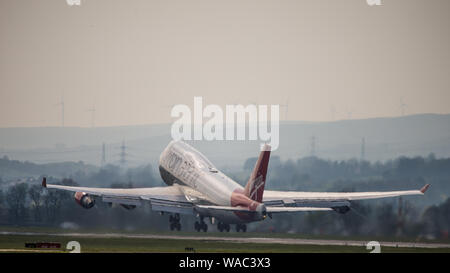 Glasgow, UK. 19 April 2019. Flights seen arriving and departing Glasgow International Airport. Colin Fisher/CDFIMAGES.COM Credit: Colin Fisher/Alamy Live News