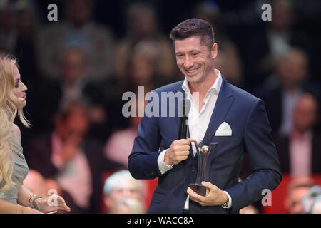 19 August 2019, Hamburg: Sports, awards. Presentation of the 'Sport Bild' awards. Robert Lewandowski, soccer player, is pleased about his award in the category 'Star of the Year'. Photo: Axel Heimken/dpa Stock Photo