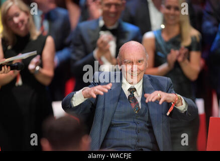 Hamburg, Germany. 19th Aug, 2019. Sports, awards. Presentation of the 'Sport Bild' awards. Horst Eckel, former player and football world champion in 1954, gestures at the award ceremony. Eckel, the last living football player of the legendary 1954 World Cup team, has been honoured for his life's work. Credit: Axel Heimken/dpa/Alamy Live News Stock Photo