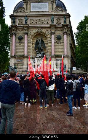 Counter-protesters with Chinese flags at the Place St Michel and demonstrators supporting pro-democracy protests in Hong Kong. Paris, France 17Aug2019. Stock Photo