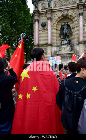 Counter-protesters with Chinese flags at the Place St Michel and demonstrators supporting pro-democracy protests in Hong Kong. Paris, France 17Aug2019. Stock Photo