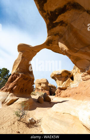 Metate Arch in Devil's Garden, Grand Staircase-Escalante National Monument in Utah, USA Stock Photo