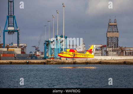 Bombardier 415 refilling water in Las Palmas de Gran Canaria during the mayor fire on august 2019 Stock Photo