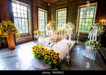 The Hague, Netherlands. 20th Aug, 2019. The coffin of Princess Christina of The Netherlands at the Koepel van Fagel at Palace Noordeinde in The Hague, on August 20, 2019, Princess Christina died 16-09-2019, at the age of 72, in her apartment at Palace Noordeinde, she has been suffering from bone cancer for several years Credit: Albert Nieboer/ Netherlands OUT/Point de Vue OUT |/dpa/Alamy Live News Stock Photo