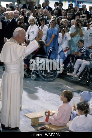 POPE JOHN PAUL II with children on arrival at Stockholm Arlanda airport ...