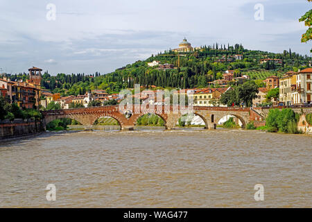 Fluss, Etsch, Ortsansicht, Brücke, Ponte Pietra, Santuario della Nostra Signora di Lourdes, Verona Italien (Italia), 30077108 Stock Photo