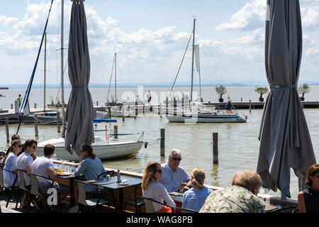 Diners enjoying the views at das Fritz, a popular bar and restaurant in Weiden am See, Burgenland, Austria Stock Photo
