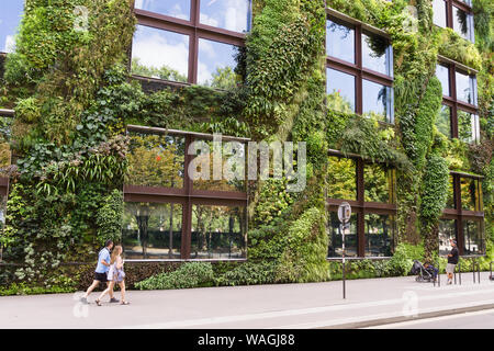 Living wall Paris - Vertical garden made by Patrick Blanc on the Musée du Quai Branly in Paris, France, Europe. Stock Photo