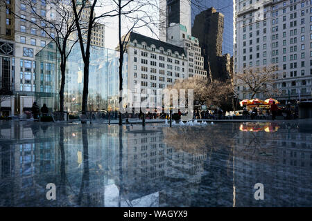 Apple store on Fifth Avenue in Manhattan, New York City, USA, North America  Stock Photo - Alamy