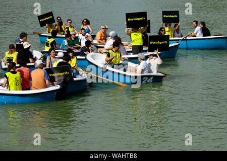 Madrid, Spain. 20th Aug, 2019. Dozens of people in small boats and with signs that read: “#PuertoSeguroYa”, participate in an action convened by the NGO Amnesty International, to demand a safe harbor immediately for rescued people in the Mediterranean, on Tuesday, August 20, 2019, in the pond of El Retiro park, in Madrid (Spain). The rescue ship of the NGO Proactiva Open Arms, which carries 151 rescued people on board from the Mediterranean for almost a month, he continues without finding a safe harbor where he can disembark and serve the rescued people. Credit: Pacific Press Agency/Alamy Live Stock Photo