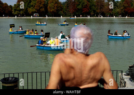 Madrid, Spain. 20th Aug, 2019. Dozens of people in small boats and with signs that read: “#PuertoSeguroYa”, participate in an action convened by the NGO Amnesty International, to demand a safe harbor immediately for rescued people in the Mediterranean, on Tuesday, August 20, 2019, in the pond of El Retiro park, in Madrid (Spain). The rescue ship of the NGO Proactiva Open Arms, which carries 151 rescued people on board from the Mediterranean for almost a month, he continues without finding a safe harbor where he can disembark and serve the rescued people. Credit: Pacific Press Agency/Alamy Live Stock Photo