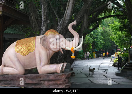 https://l450v.alamy.com/450v/waj1t3/the-statue-of-a-revered-white-elephant-guards-a-pathway-through-the-grounds-of-wat-sanghathan-a-well-known-meditation-temple-nonthaburi-thailand-waj1t3.jpg