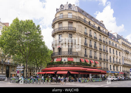 Paris Hausmann building - A Haussmann style building in Paris in the 8th arrondissement. France, Europe. Stock Photo