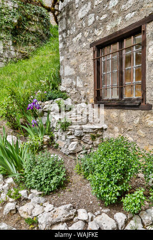 France, Saint-Cirq Lapopie. Garden outside stone house. Stock Photo