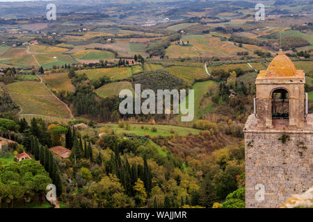 Italy, Tuscany, Siena, San Gimignano. Small, walled medieval hill town, known as Town of Fine Towers. Romanesque and Gothic Medieval architecture, preservation of tower houses. A UNESCO World Heritage Site. Stock Photo