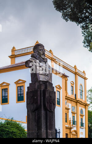 Portugal, Azores, Terceira Island, Angra do Heroismo. Palacio Capitaes Generais palace and bust of Antonio Prior do Crato, one time king of Portugal fought for Portuguese independence from Spain, 1531-1595 Stock Photo