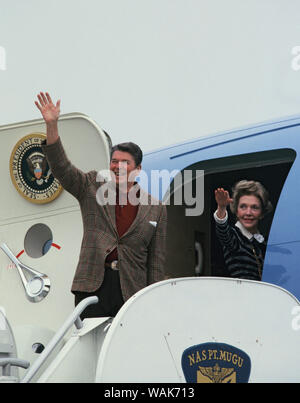 April 1985. President Ronald Reagan and First Lady Nancy Reagan wave as they board Air Force One at Point Magu Naval Air Base. Stock Photo