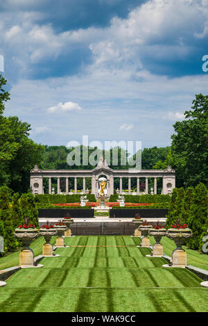 USA, Delaware, Wilmington. Nemours Estate, former home of industrialist Alfred I. DuPont and family. French gardens, The Long Walk and Colonnade Stock Photo