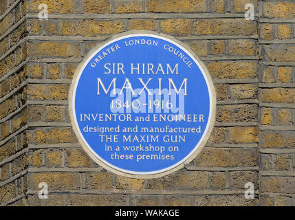 London, England, UK. Commemorative Blue Plaque: SIR HIRAM MAXIM 1840-1916 INVENTOR and ENGINEER designed and manufactured THE MAXIM GUN in a workshop Stock Photo