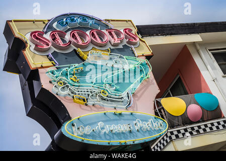 USA, New Jersey, Wildwoods. 1950's Doo-Wop architecture, Cool Scoops Ice Cream Parlor neon sign Stock Photo