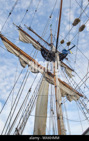Mast rigging and sails of Hawaiian Chieftain, a Square Topsail Ketch ...