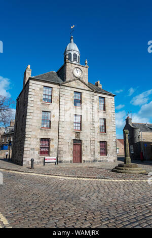 Georgian Townhouse, now King’s Museum of University of Aberdeen, and Mercat Cross on the High Street, Old Aberdeen, Aberdeen, Scotland, UK Stock Photo