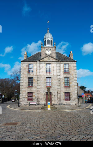 Georgian Townhouse, now King’s Museum of University of Aberdeen, and Mercat Cross on the High Street, Old Aberdeen, Aberdeen, Scotland, UK Stock Photo