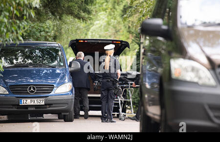 Tornesch, Germany. 21st Aug, 2019. A corpse is transported in a funeral ...